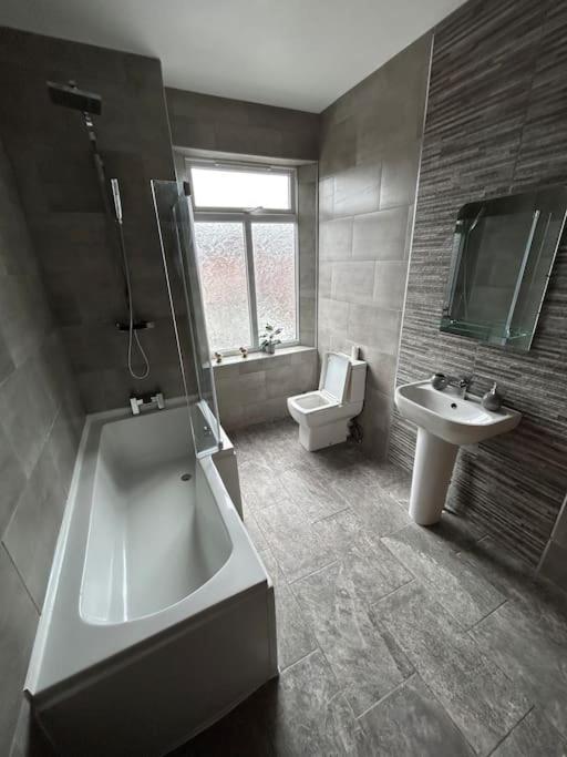 Spacious Homely 3 Bed Property Ньюкасл-андер-Лайм Екстер'єр фото